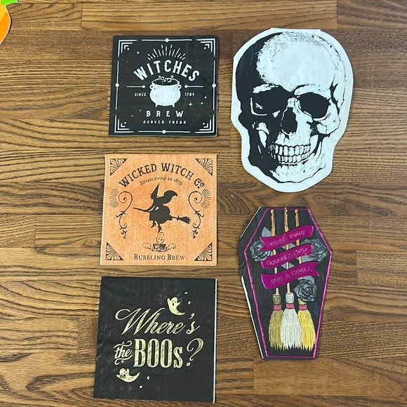 An assortment of 33 different napkins for Halloween entertaining - Picture 3 of 10